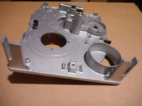 Silberne Metallplatte mit verschiedenen Ausschnitten und Halterungen, vermutlich für eine technische Anwendung, möglicherweise von der Marke Remeha.